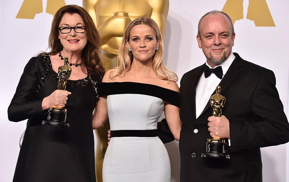 Frances Hannon, from left, Reese Witherspoon and Mark Coulier pose with the award for best makeup and hairstyling for “The Grand Budapest Hotel” at the Oscars, at the Dolby Theatre in Los Angeles.