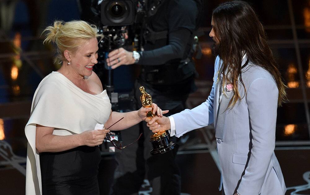 Jared Leto, right, presents Patricia Arquette with the award for best actress in a supporting role for “Boyhood” at the Oscars, at the Dolby Theatre in Los Angeles.