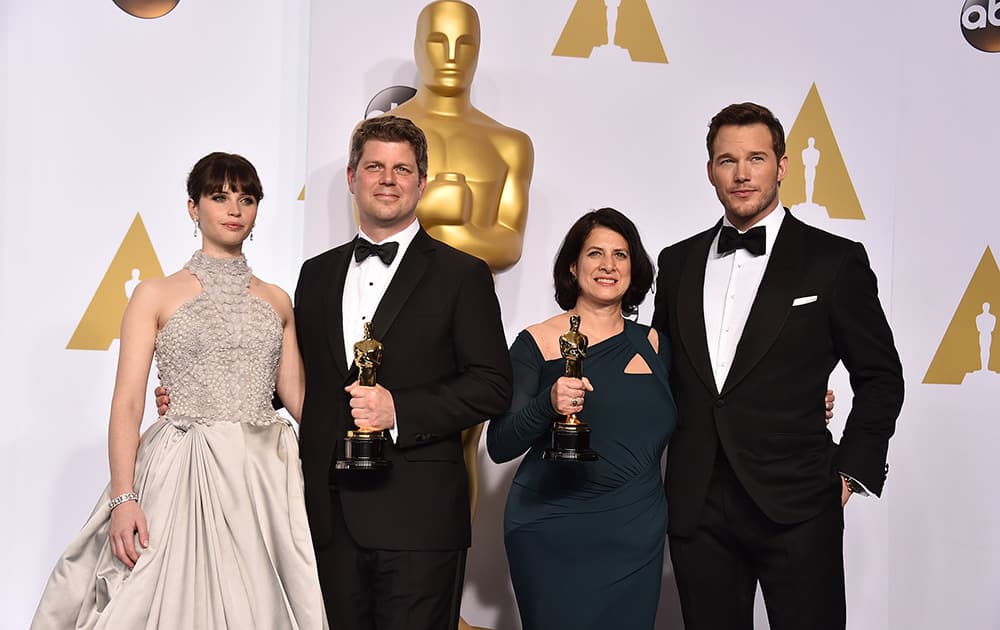 Felicity Jones, and from left, Adam Stockhausen, Anna Pinnock and Chris Pratt pose in the press room with the award for best production design for “The Grand Budapest Hotel” at the Oscars.