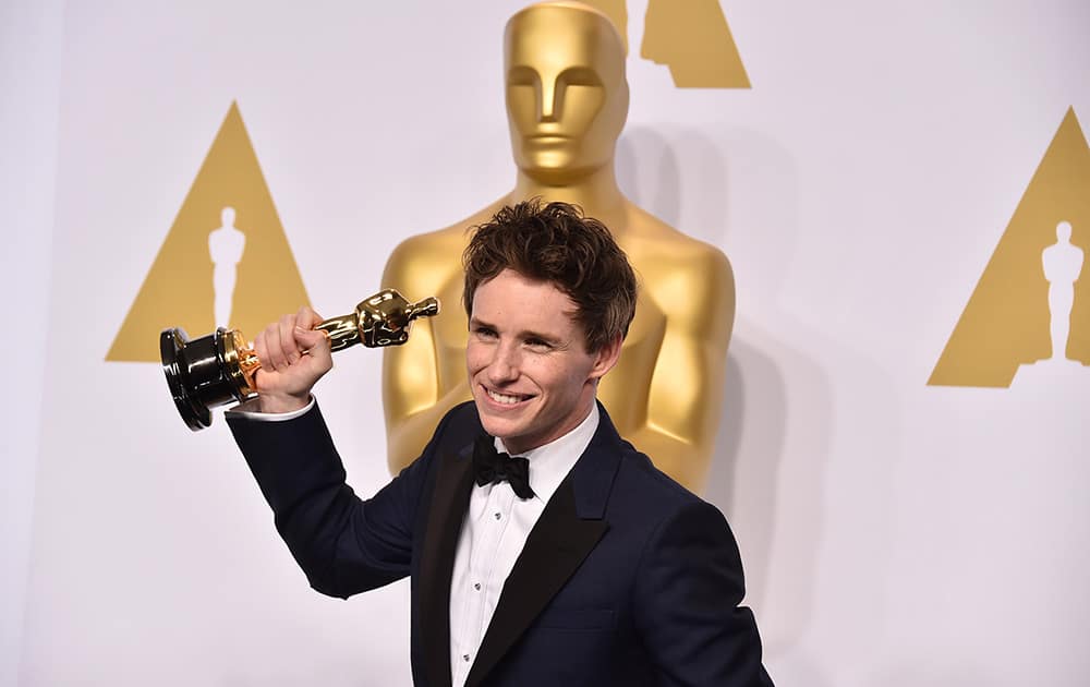 Eddie Redmayne poses in the press room with the award for best actor in a leading role for “The Theory of Everything” at the Oscars.