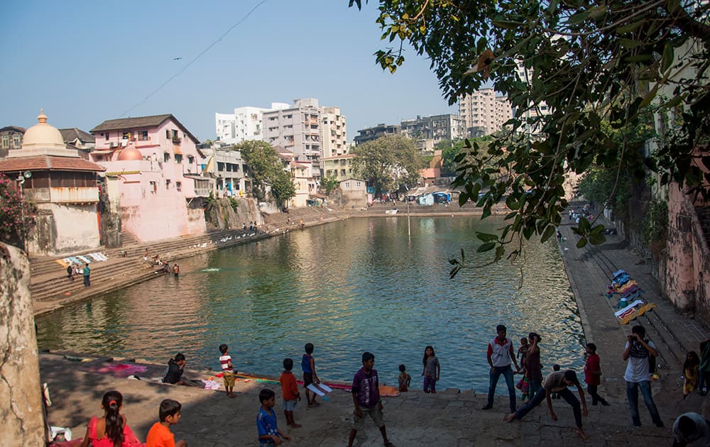 Around the Banganga complex are several temples that are hundreds of years old dedicated to Lord Shiva, Ganpati, Durga Devi, Hanuman, Radha Krishna and Shankar Bhagwan. 