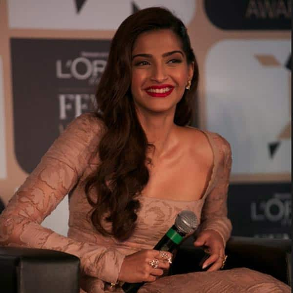 Sonam Kapoor : #nofilterneeded amazing makeup and hair namratasoni !! missed you http://ift.tt/1w6JfAX - twitter