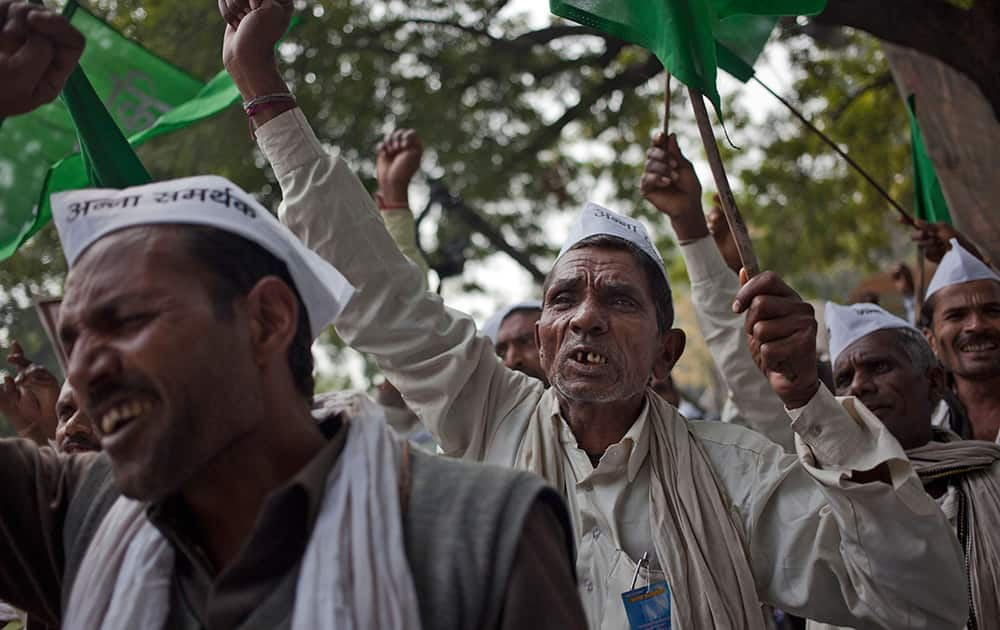 Farmers shout slogans against the government’s proposed move to ease rules for acquiring land to facilitate infrastructure projects in New Delhi.