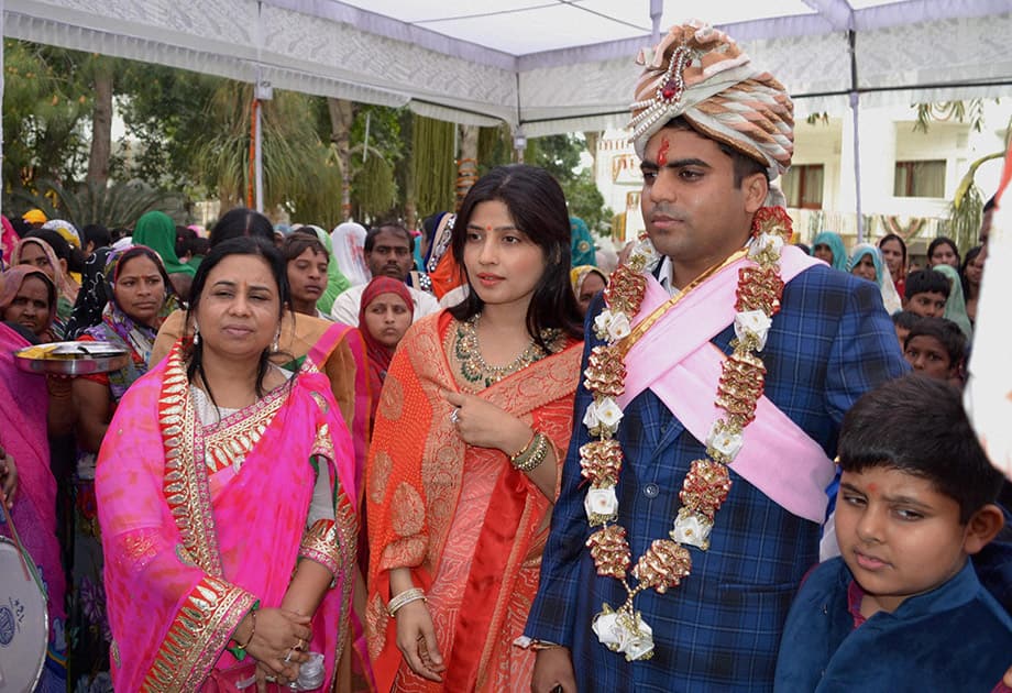 MP Dimple Yadav and other family members and relatives of SP Chief Mulayam Singh Yadav during the departure of Tej Pratap Yadavs Baraat from Etawah.