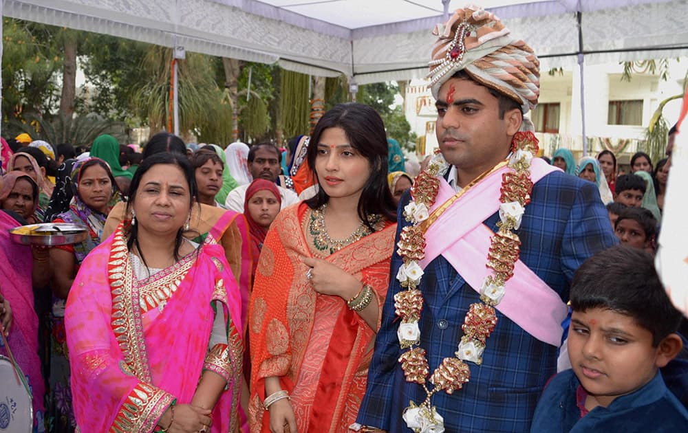 MP Dimple Yadav and other family members and relatives of SP Chief Mulayam Singh Yadav during the departure of Tej Pratap Yadavs Baraat from Etawah.