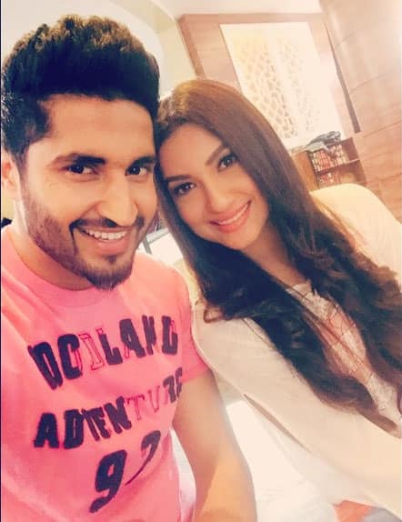 #shootingshooting #ohyaaraaivayiaivayiluttgaya ... #longhours ....#pollywood #smiles @jassi1gill - instagram @gauaharkhan