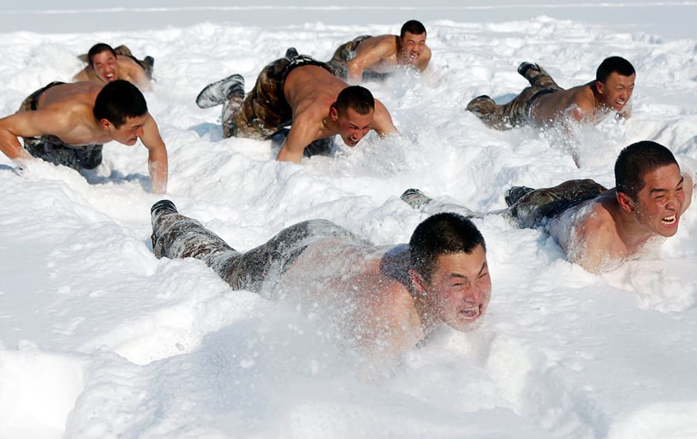 Chinese soldiers from the People's Liberation Army (PLA) take part in a cold endurance training in Heihe in northeast China's Heilongjiang province.