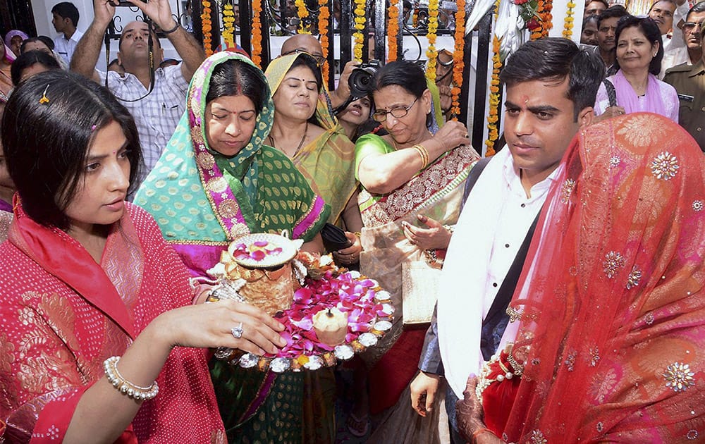 Newly married Tej Pratap Singh Yadav, grand-nephew of Mulayam Singh Yadav and Raj Laxmi, daughter of Lalu Prasad, being welcomed by Dimple and other family members on their arrival in Saifai.