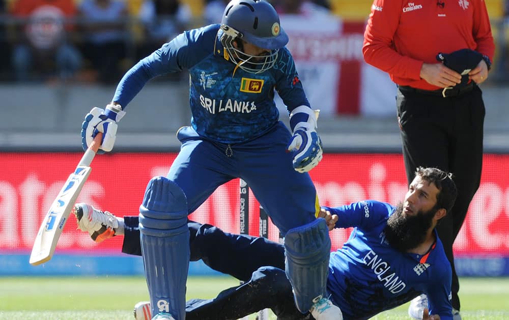 Sri Lanka's Tillakaratne Dilshan, left, collides with England's Moeen Ali during their Cricket World Cup match in Wellington, New Zealand.