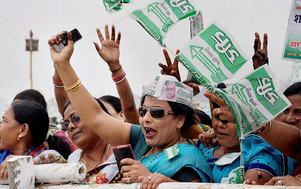 JD(U) workers during party political conclave in Patna Gandhi maidan.