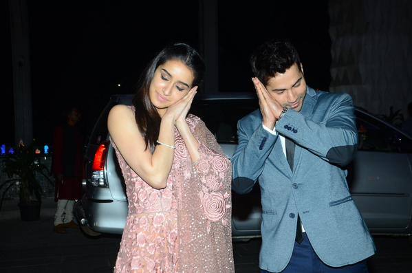 VOGUE India :- @ShraddhaKapoor & @Varun_dvn (sleep)walked into Tulsi Kumar's reception quite glamorously. -twitter