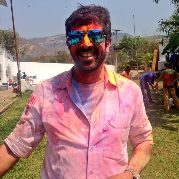 Mini Mathur ‏: Lovely holi afternoon with @khanarpita @BeingSalmanKhan & their wonderful family. With pool dunks & submerged phones - Twitter