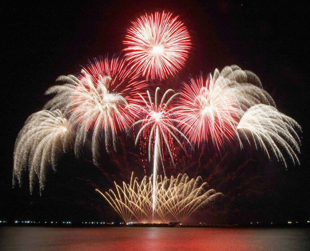 Fireworks from Royal Pyrotechnie of Canada, the defending champion, dot the sky at the scenic Manila Bay during the 6th International Pyro musical competition.