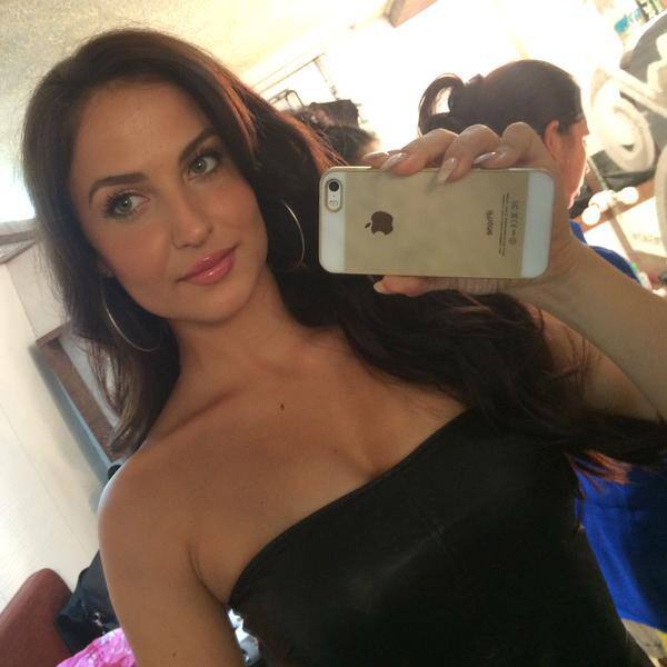 Elli Avram :- 123! Time to shoot with........kal dikhaungi ☺️ hoho so much of fun!! #shooting any guess? -twitter
