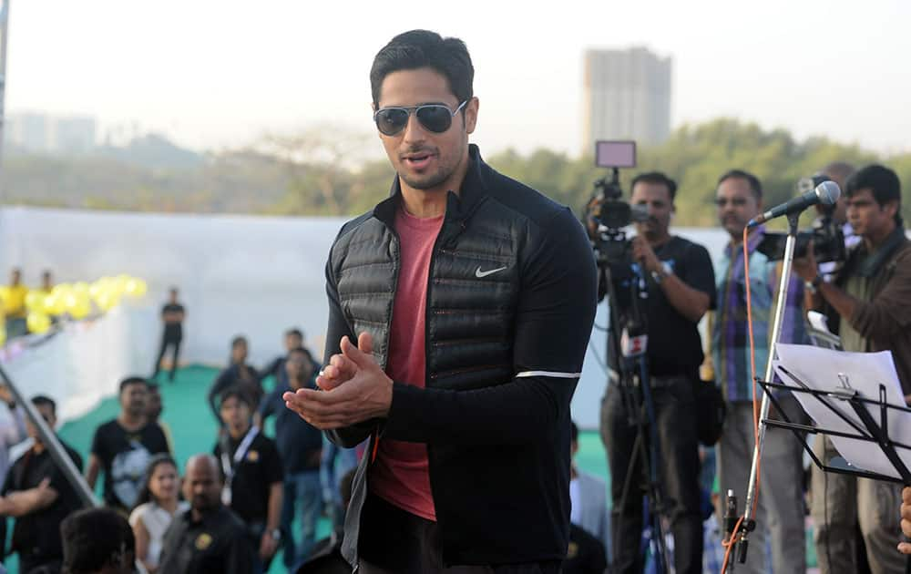 Siddharth Malhotra during the DNA I Can Women's Half Marathon 2015 at Bandra Kurla Complex in Mumbai. -dna