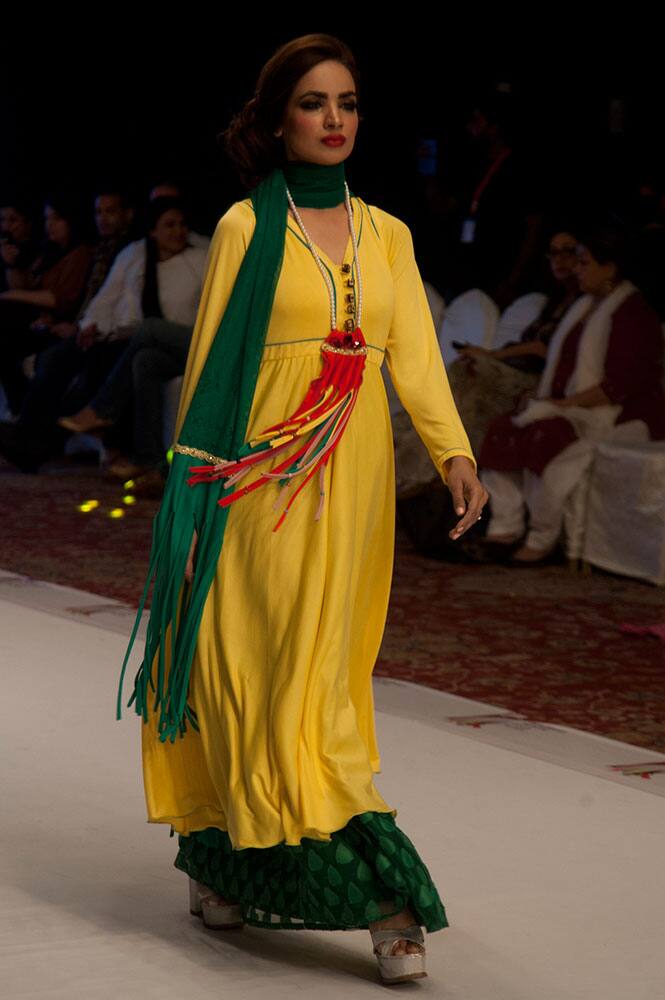 A model presents creations by Pakistani designer Jattinn Kochhar at South Asian Fashion Exhibition 2015 ,  in Karachi, Pakistan. 