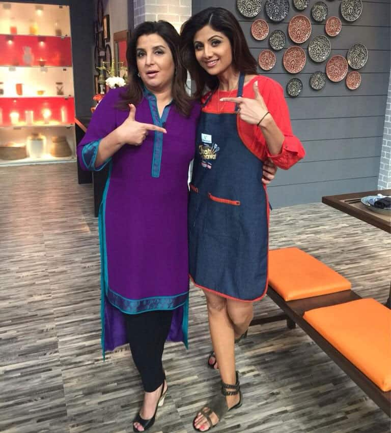 SHILPA SHETTY :- On the sets #farahkidawat with my fav@TheFarahKhan ate up al d ingredients frm  the dish I was abt 2 cook;)  -twitter