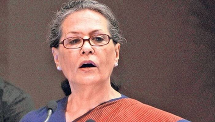 Sonia Gandhi leads solidarity march to Manmohan Singh&#039;s residence