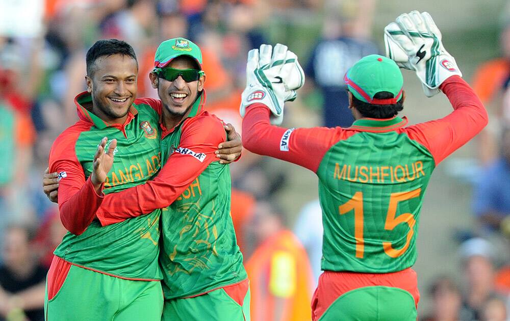 Bangladesh bowler Shakib Al Hasan, left, is congratulated by teammates Nasir Hossain and Mushfiqur Rahim, right, after taking the wicket of New Zealand’s Brendon McCullum during their Cricket World Cup Pool A match in Hamilton, New Zealand.