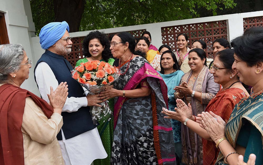 Mahila Congress President Shobha Ojha along with her delegation meeting former Prime Minister Manmohan Singh to express their solidarity with him, at his residence in New Delhi.