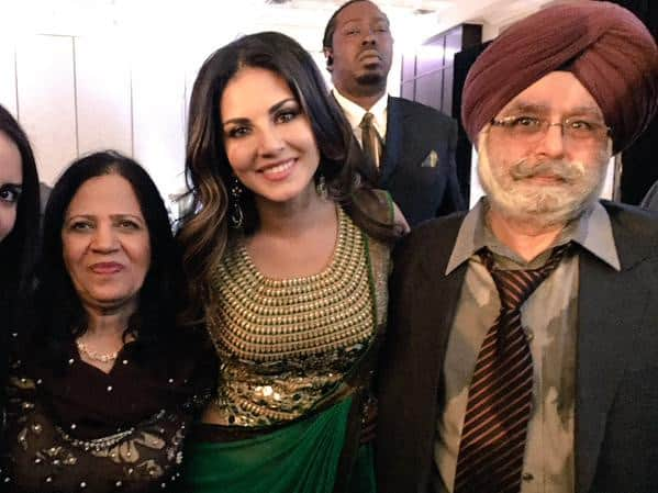 Thanks @TheRohhitVerma for this GORG green sari I wore in Toronto to my families wedding!! Looked amazing!! - Twitter‏@SunnyLeone