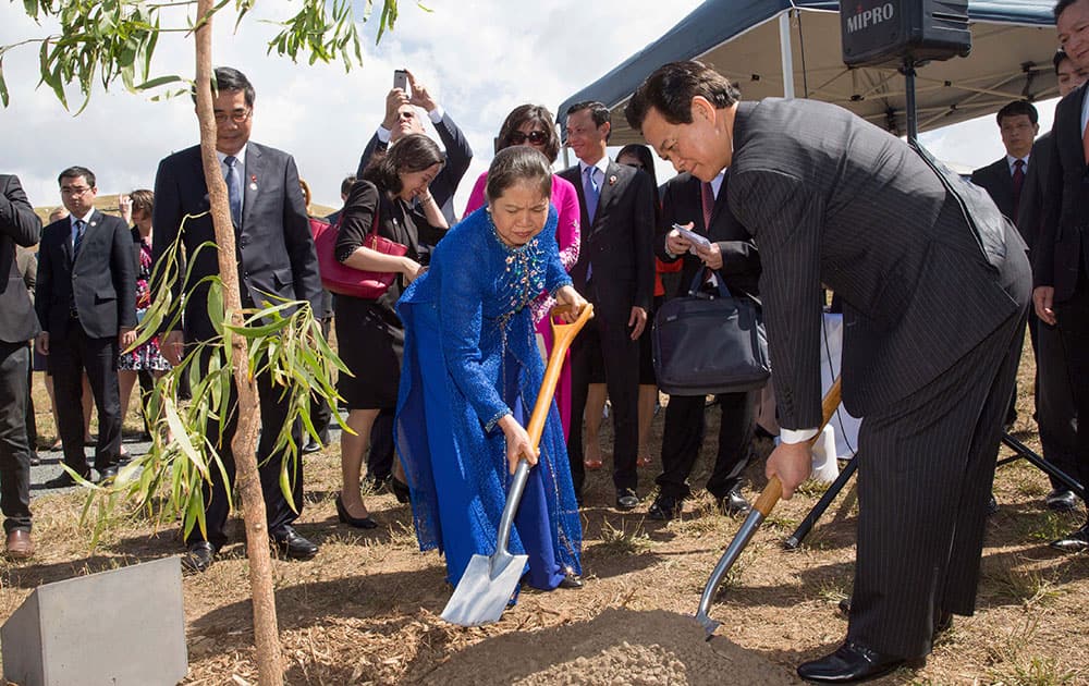 Vietnamese Prime Minister Nguyen Tan Dung and his wife Tran Thanh Kiem plant a tree at the National Arboretum in Canberra, Australia.