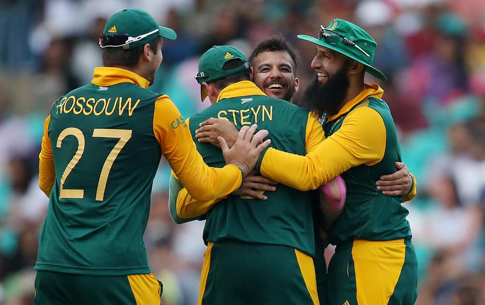 South Africa's JP Duminy, second right, is congratulated by teammates after taking the wicket of Sri Lanka's Tharindu Kaushal during their Cricket World Cup quarterfinal match in Sydney, Australia