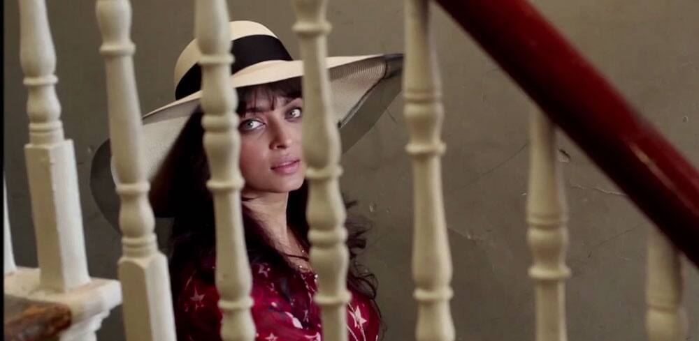 AishwaryaRai :- RT @VOGUEIndia: Watch now: Behind the scenes with #AishwaryaRaion her March 2015 cover shoot   -twitter