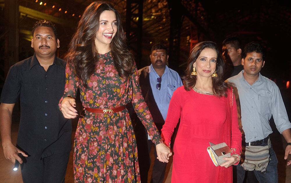 Deepika with mom Ujjala during the opening of Lakme Fashion Week Summer Resort 2015 in Mumbai. -dna