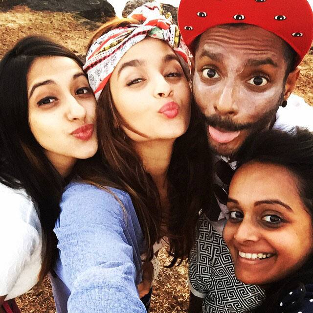 aliaa bhatt :- Shooting vibes ;) ! #ilovemyjob #lovemyteam @akansharanjan @grish1234 -instagram