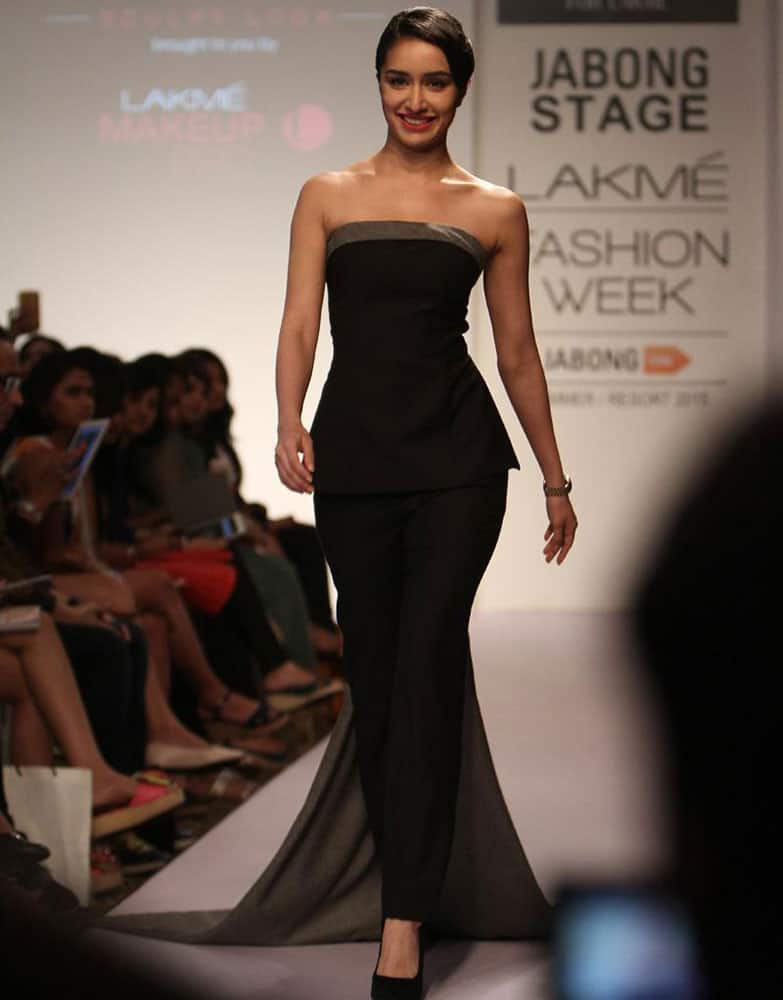 VOGUE India :- Catch @ShraddhaKapoor at the @DRVVofficial show for @LakmeFashionWk   -twitter