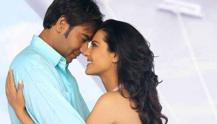 Ajay Devgn's directorial debut 'U Me Aur Hum' showcased our very own loving couple Ajay and Kajol. In the movie, Kajol ends up with Alzheimer's which Ajay discovers while she gets pregnant and the disease worsens with time. How the couple copes up with the disease makes the premise of the movie.  
