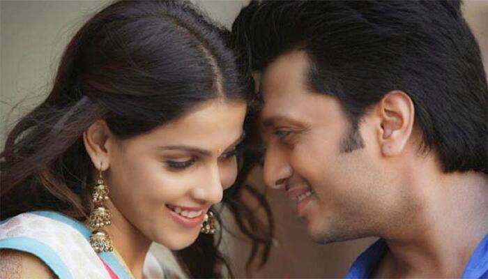 Riteish Deshmukh proposes to wife Genelia again!