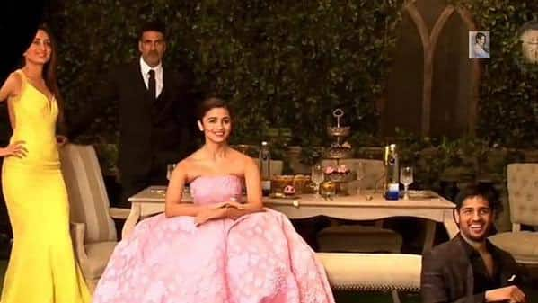 Kareena Kapoor Khan ‏:-  Kareena posed with Akshay Kumar, Alia Bhatt, Siddharth Malhotra for Filmfare Glamour&Style Awards. -twitter