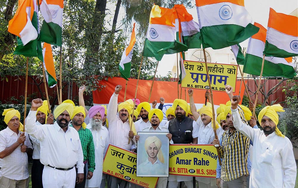 All-India Anti-Terrorist Front (AIATF) members and activists taking vow to safeguard the nation on the eve of death anniversary of Shaheed Bhagat Singh, at Amritsar.