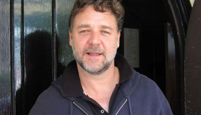 Russell Crowe kisses Elizabeth Hurley on TV show