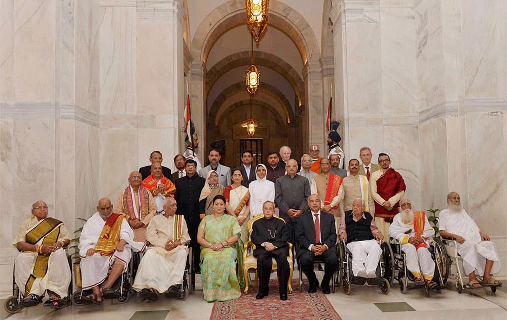 President Pranab Mukherjee poses with scholars of different languages during the Presidential award ceremony at Rashtrapati Bhavan.