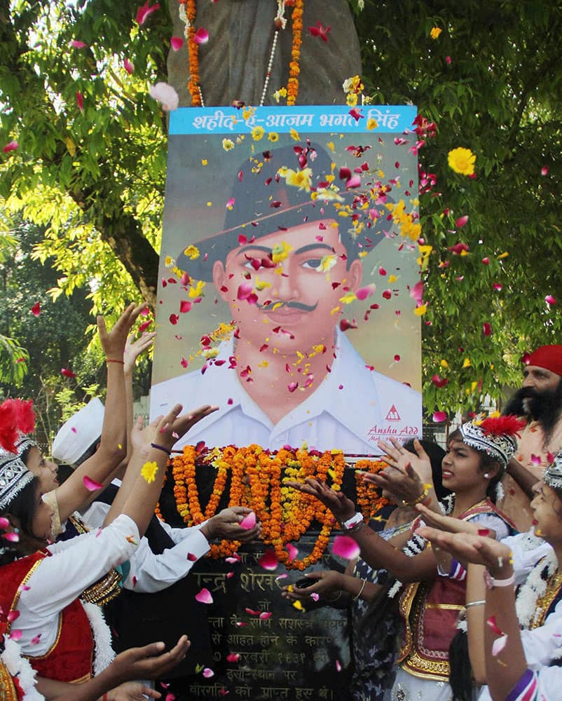 Girls pay tribute to freedom fighters Bhagat Singh, Sukhdev and Rajguru on the occasion of their death anniversary.