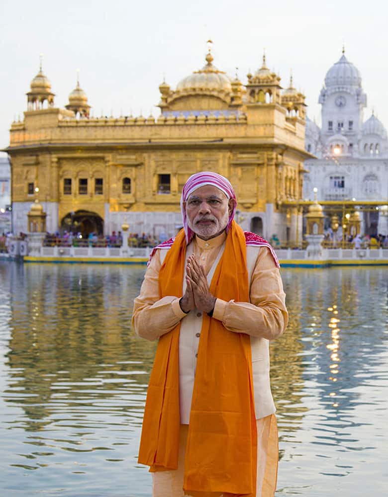 PRIME MINISTER NARENDRA MODI POSES FOR THE MEDIA AFTER PAYING RESPECT AT THE GOLDEN TEMPLE, SIKH’S HOLIEST SHRINE, BEHIND, IN AMRITSAR.
