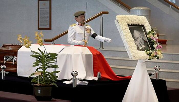 Singapore founding father Lee Kuan Yew lies in state, thousands bid goodbye