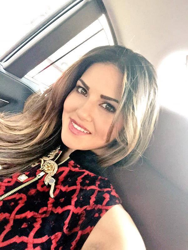 Car pic!! Xoxo - Twitter@SunnyLeone