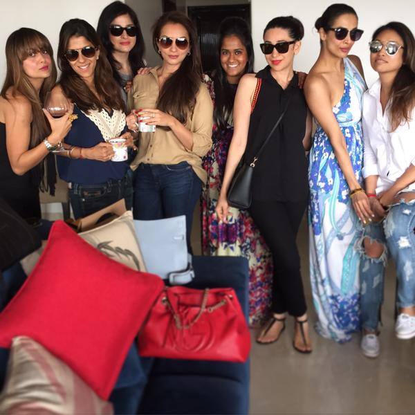 Posers ! @amuarora @maheepkapoor @seemakkhan @nanditamahtani @SurilyG - Twitter@khanarpita