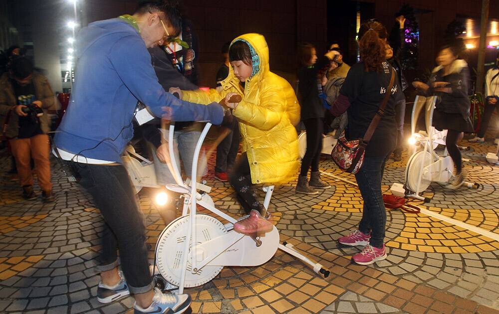 People make electricity by human power in support of global efforts on reducing greenhouse gases during the Earth Hour in Taipei, Taiwan. Organised by the World Wide Fund for Nature, Earth Hour is observed every year to create awareness about conservation of energy and climate change. Around the world, people and organisations will be turning their lights off from 8:30 to 9:30 pm local time.