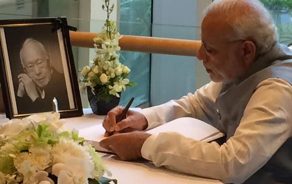 Singapore: Prime Minister @narendramodi writes in the condolence book.  -twitter
