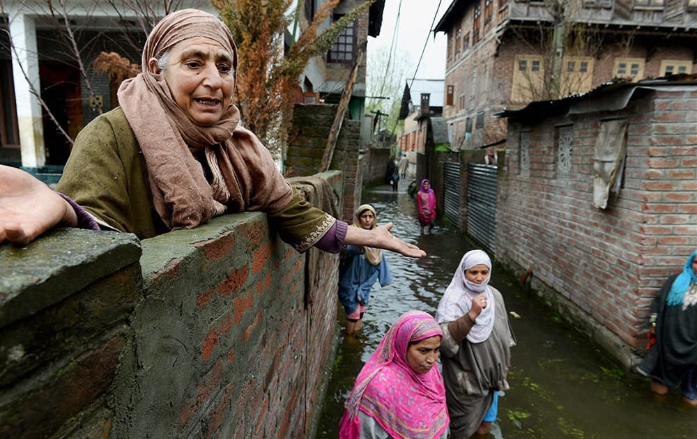 Woman crying for help at flood-hit Rainawari area of Srinagar.