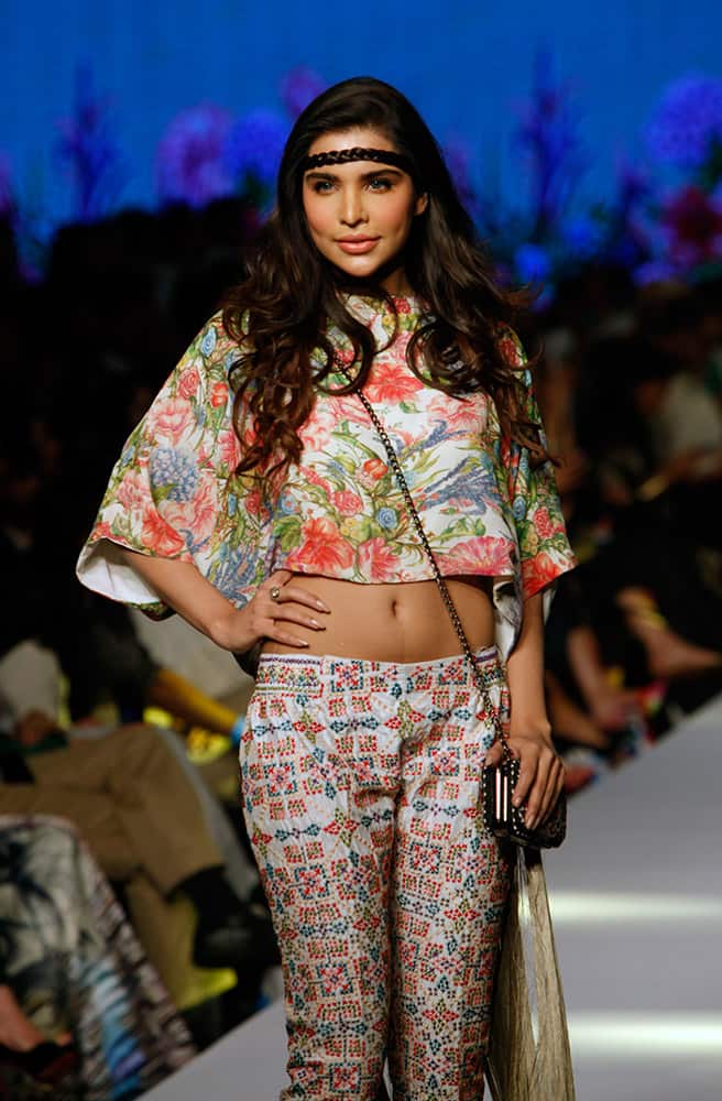 A models presents creations by Pakistani designer Zara Shahjahan at Pakistan Fashion Week 2015.