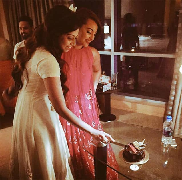 Happy birthday dear Juveria! Its the least i cud do for all the love n kindness U have shown me :) @PastelitosCakes. Twitter@sonakshisinha