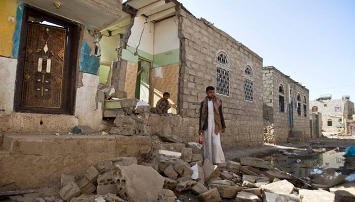 Warplanes hit Yemen&#039;s Sanaa overnight, clashes in Mukalla: Residents