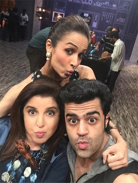 N @ManishPaul03 adds to the madness tonite at 8 @FarahKiDaawat .. Twitter@TheFarahKhan