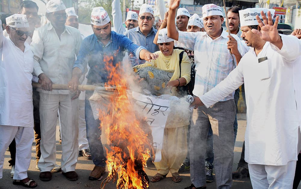 AAP workers burn effigy of Haryana CM Manohar Lal Khattar in protest against transfer of IAS officer Ashok Khemka in Gurgaon.